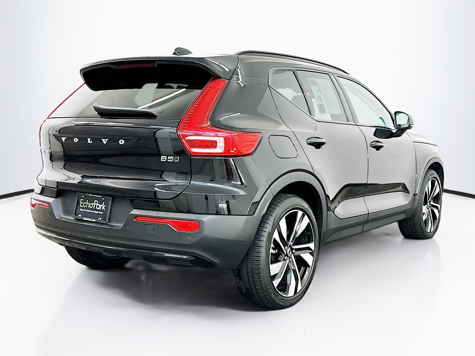 Used 2025 Volvo XC40 B5 Plus image 9
