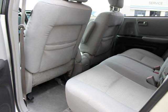 Used 2005 Toyota Highlander 4WD V6 w/ 3rd Row image 21