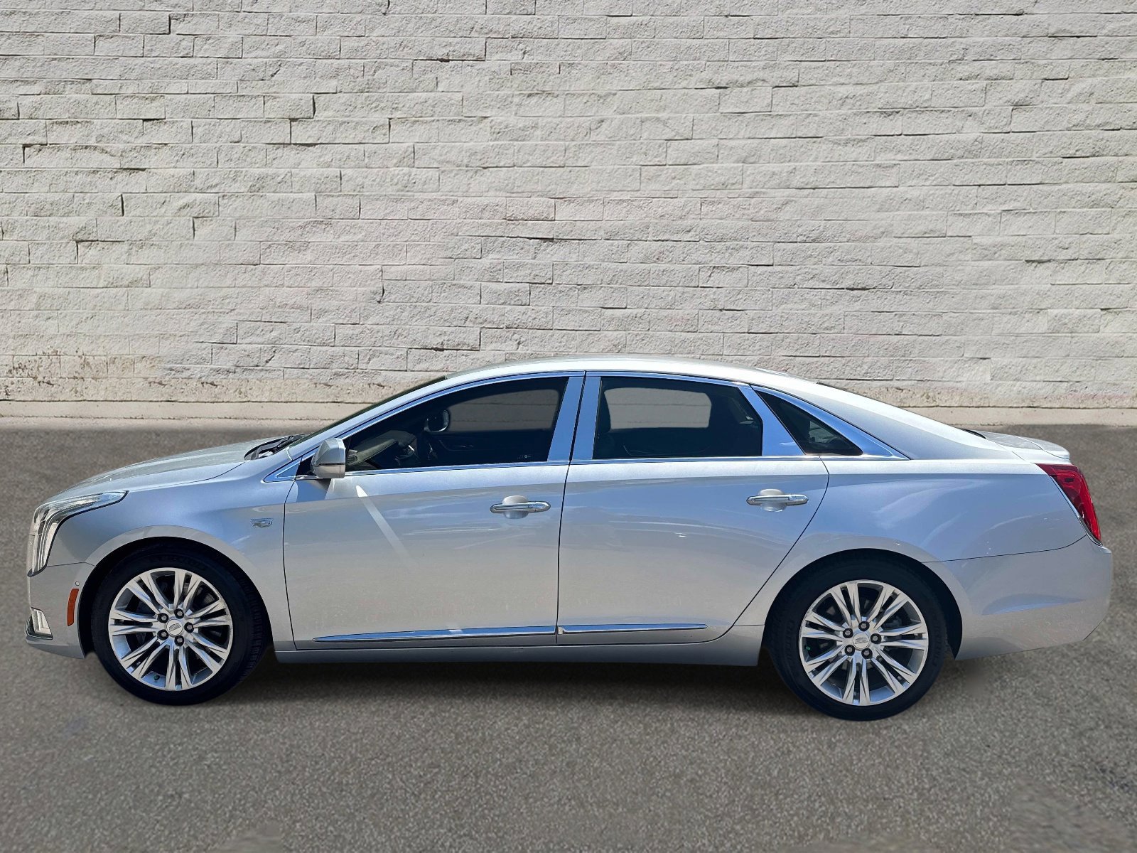 Used 2018 Cadillac XTS Luxury FWD image 2