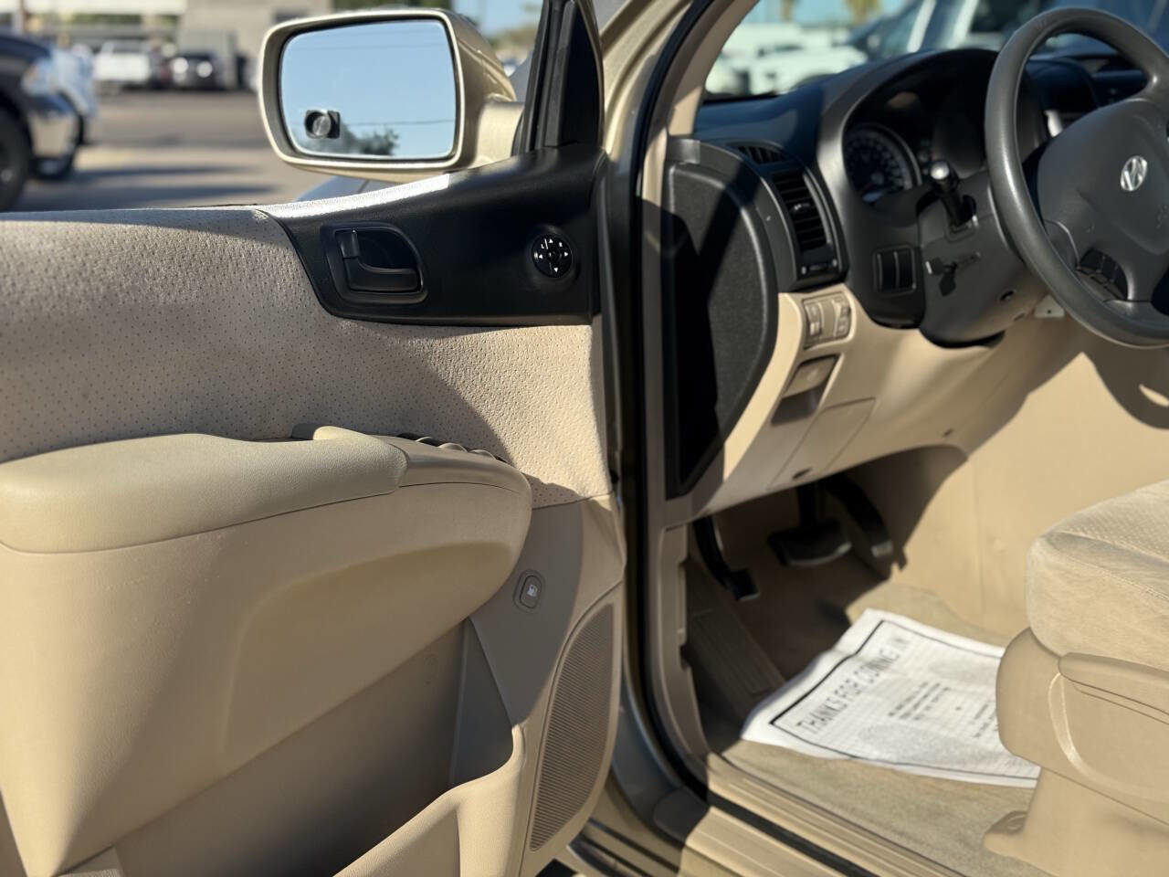 Used 2007 Hyundai Entourage Limited image 16