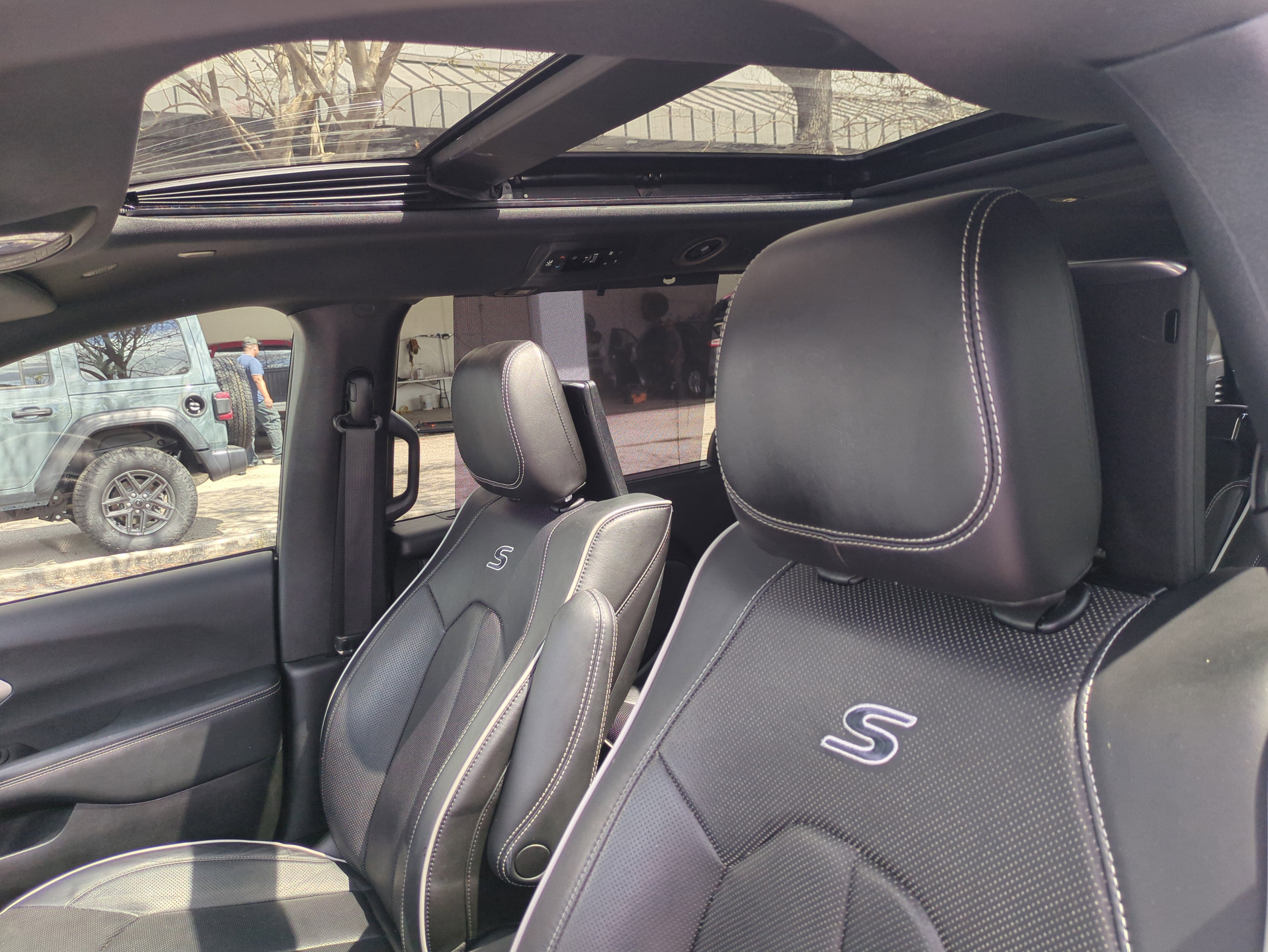 Certified 2023 Chrysler Pacifica Limited w/ Uconnect Theater Family Group image 20