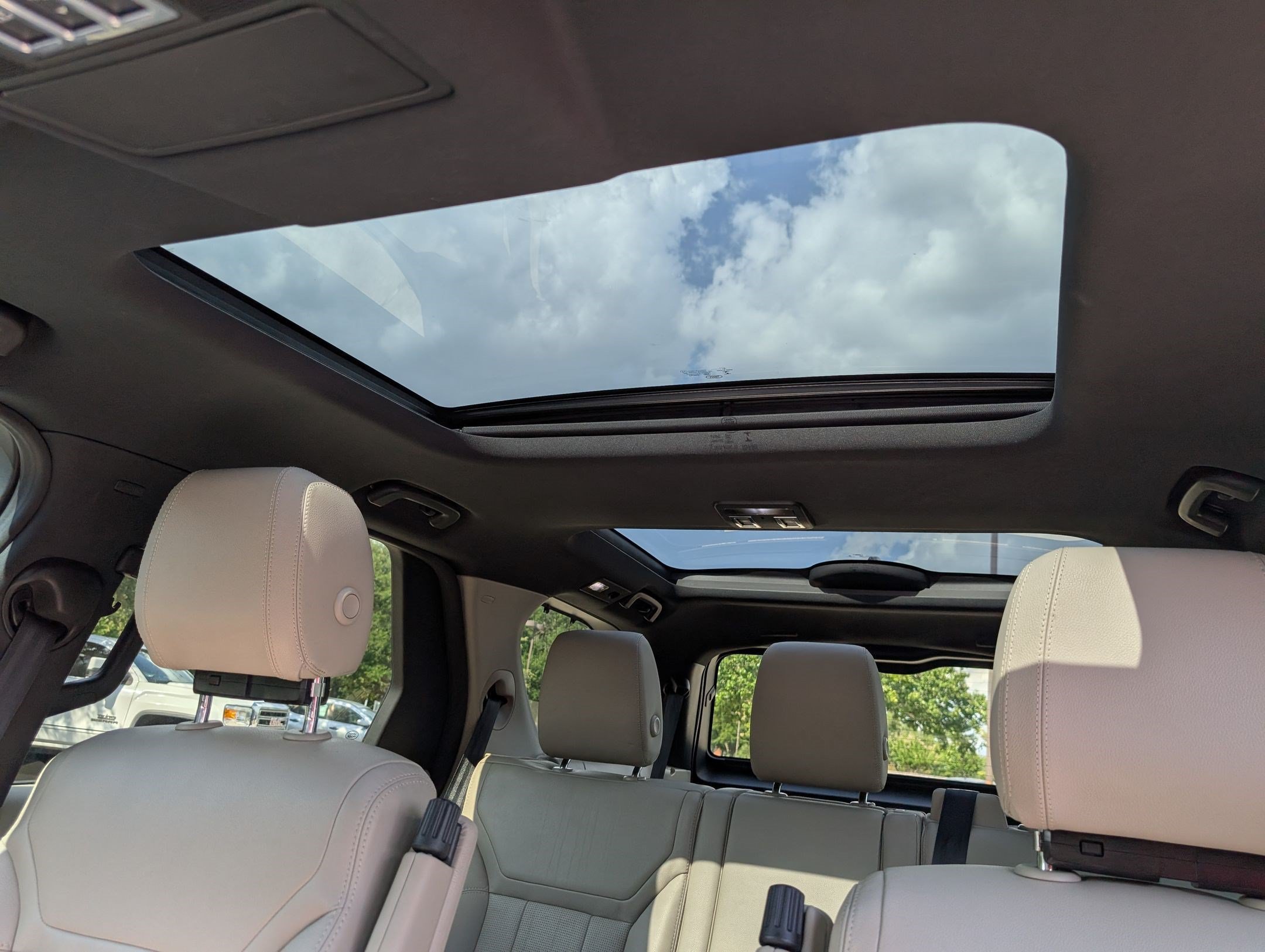 Used 2018 Land Rover Discovery SE AWD/4WD image 25