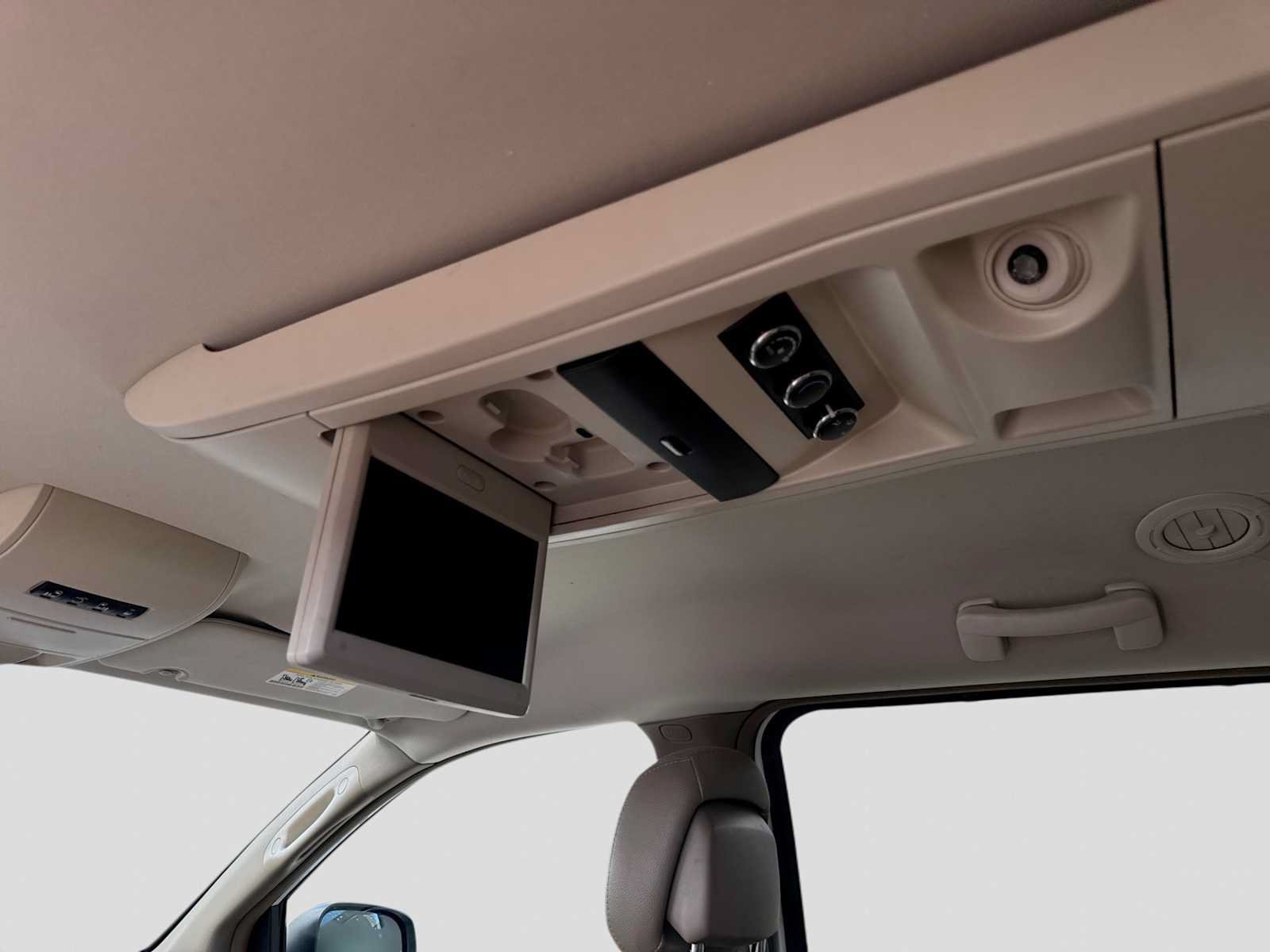 Used 2014 Chrysler Town & Country Touring-L FWD image 27