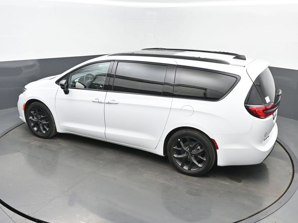 Used 2025 Chrysler Pacifica Limited image 38