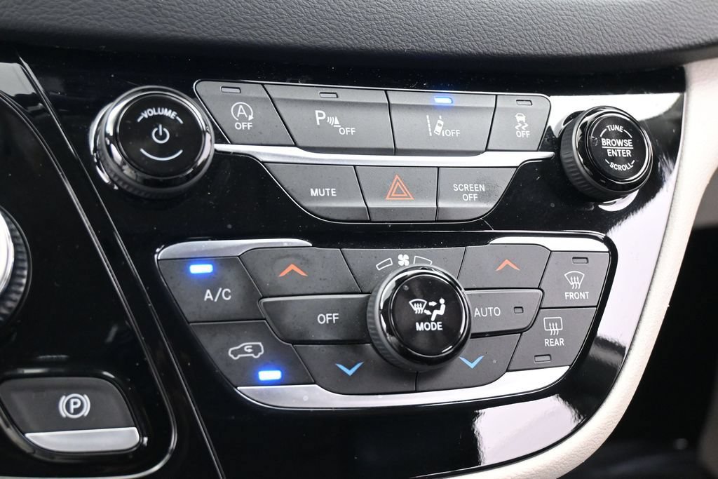 Used 2023 Chrysler Pacifica Touring-L FWD image 20