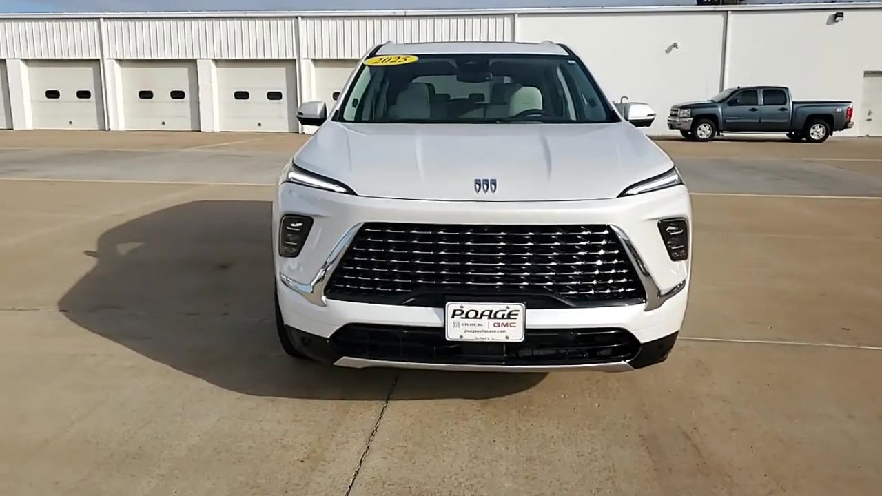 Used 2025 Buick Enclave Avenir image 3