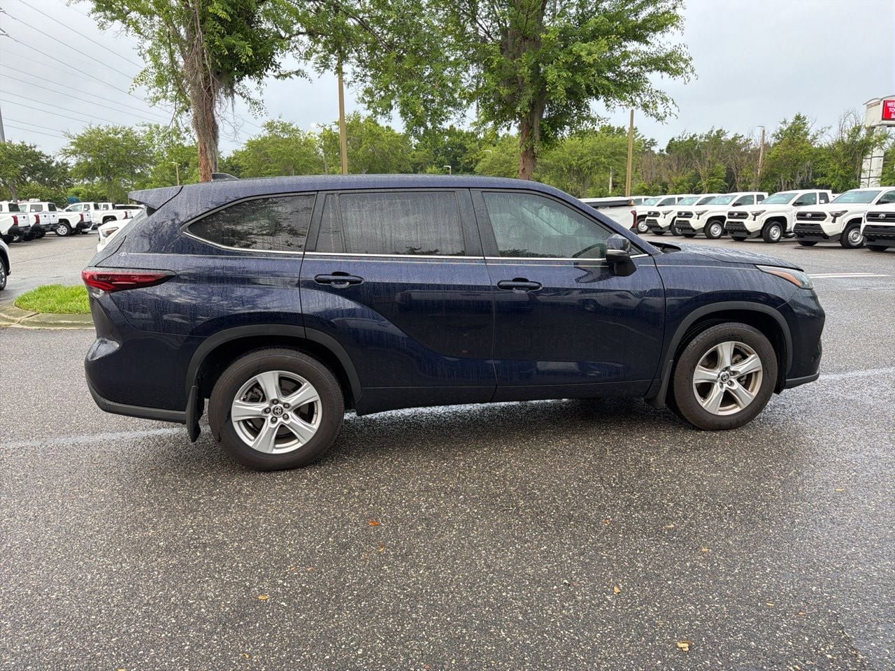 Used 2024 Toyota Highlander LE FWD image 6
