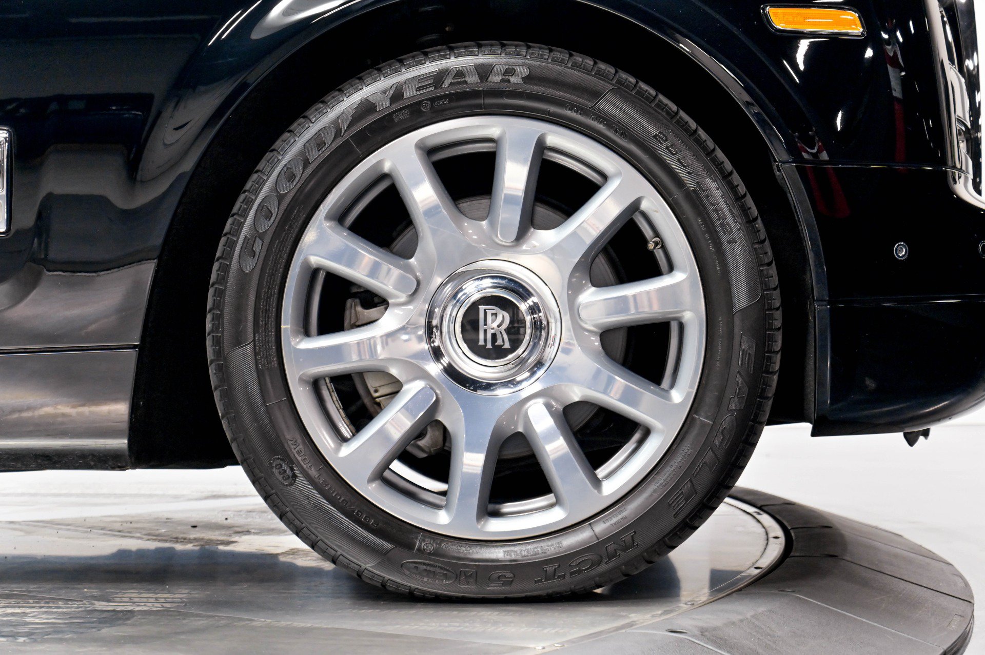 Used 2013 Rolls-Royce Phantom Sedan RWD image 24