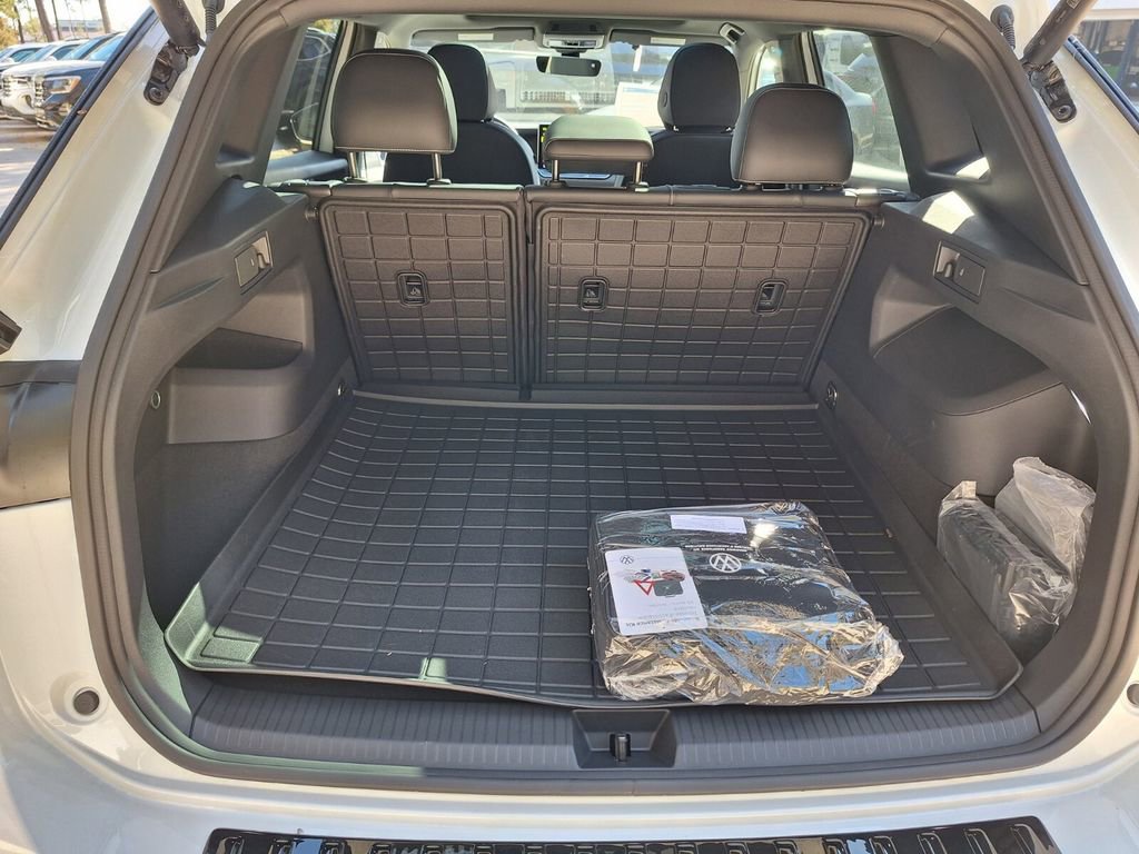 New 2026 Volkswagen Tiguan SE R-Line image 25