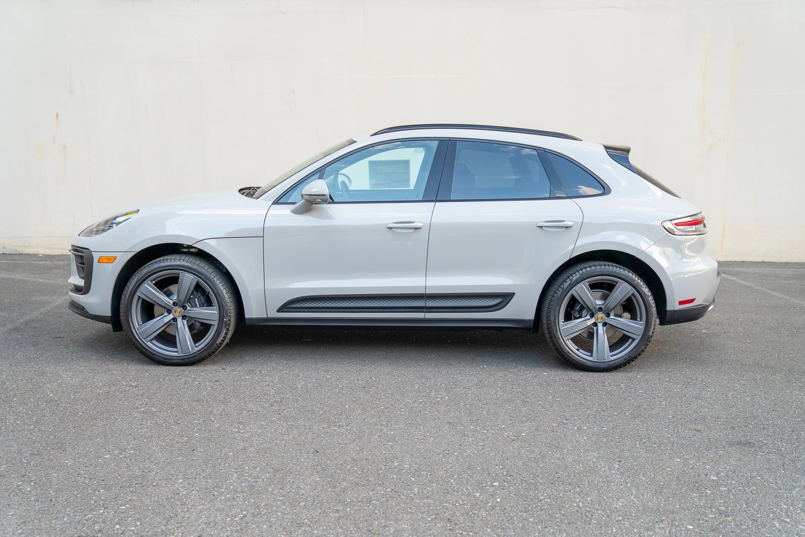 Certified 2025 Porsche Macan image 2