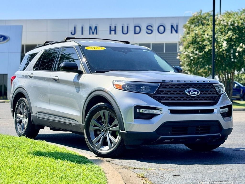 Used 2023 Ford Explorer XLT w/ Equipment Group 202A RWD image 2