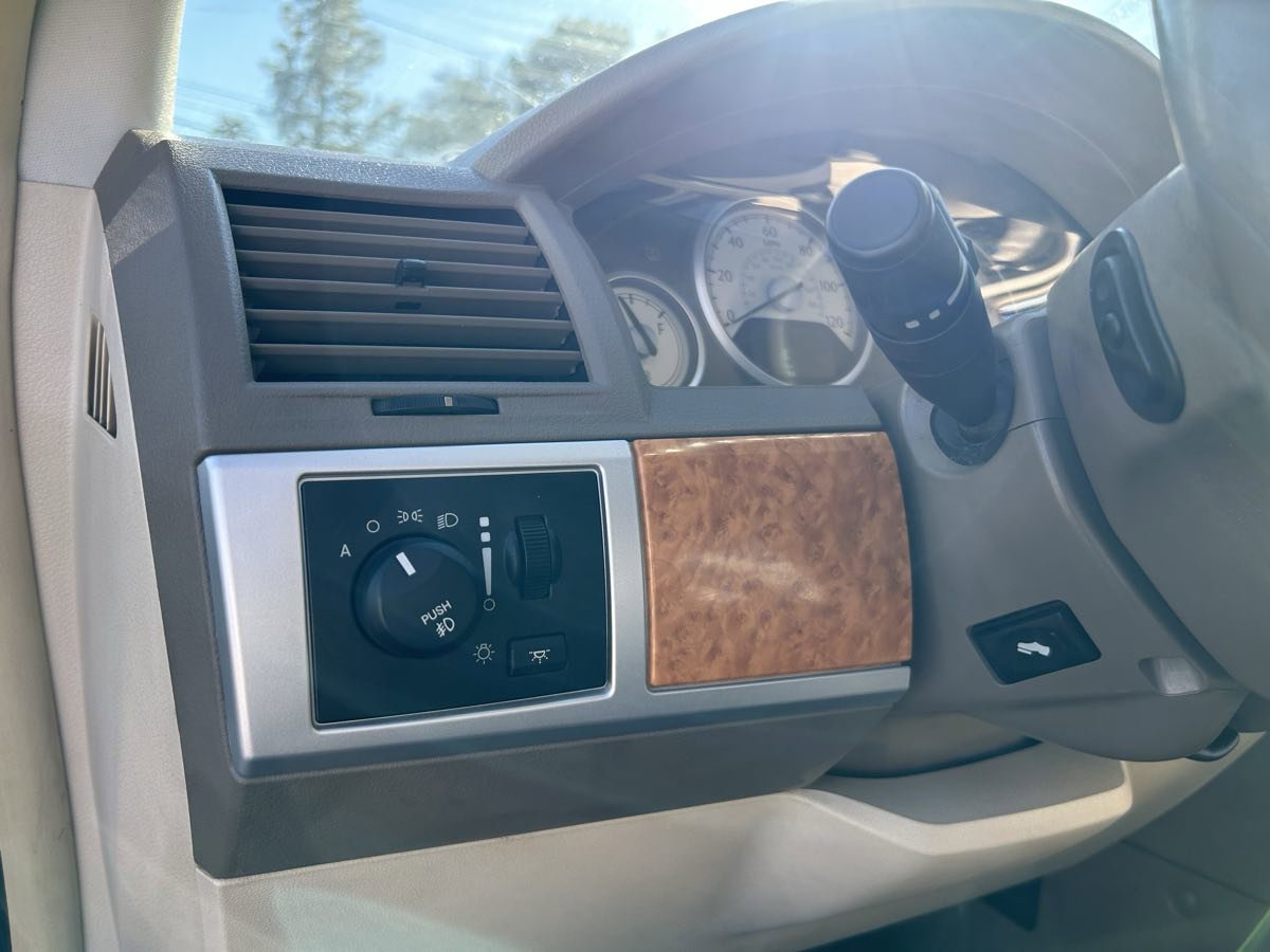 Used 2010 Chrysler Town & Country Limited FWD image 15