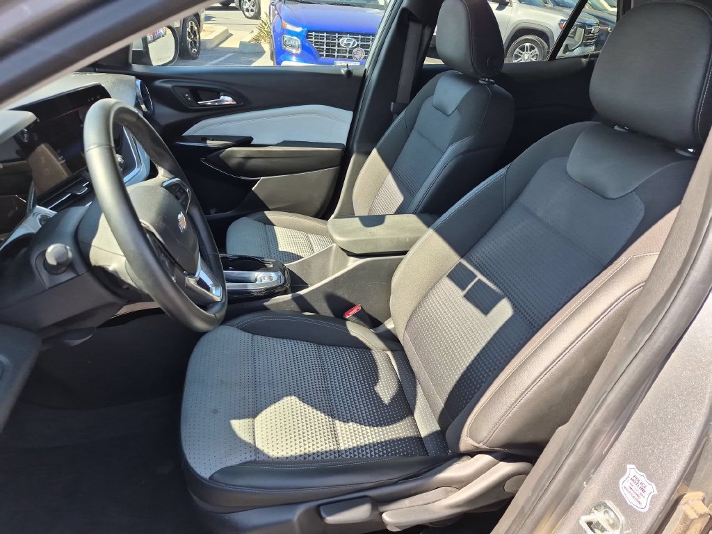 Used 2025 Chevrolet Trax LT FWD image 25