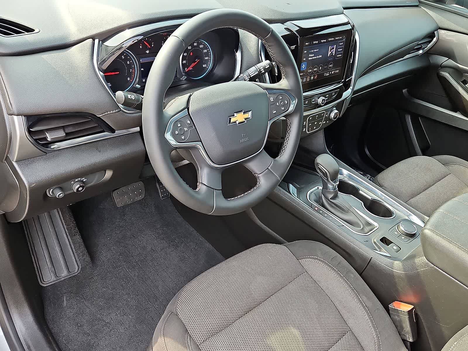Used 2023 Chevrolet Traverse LT FWD image 16
