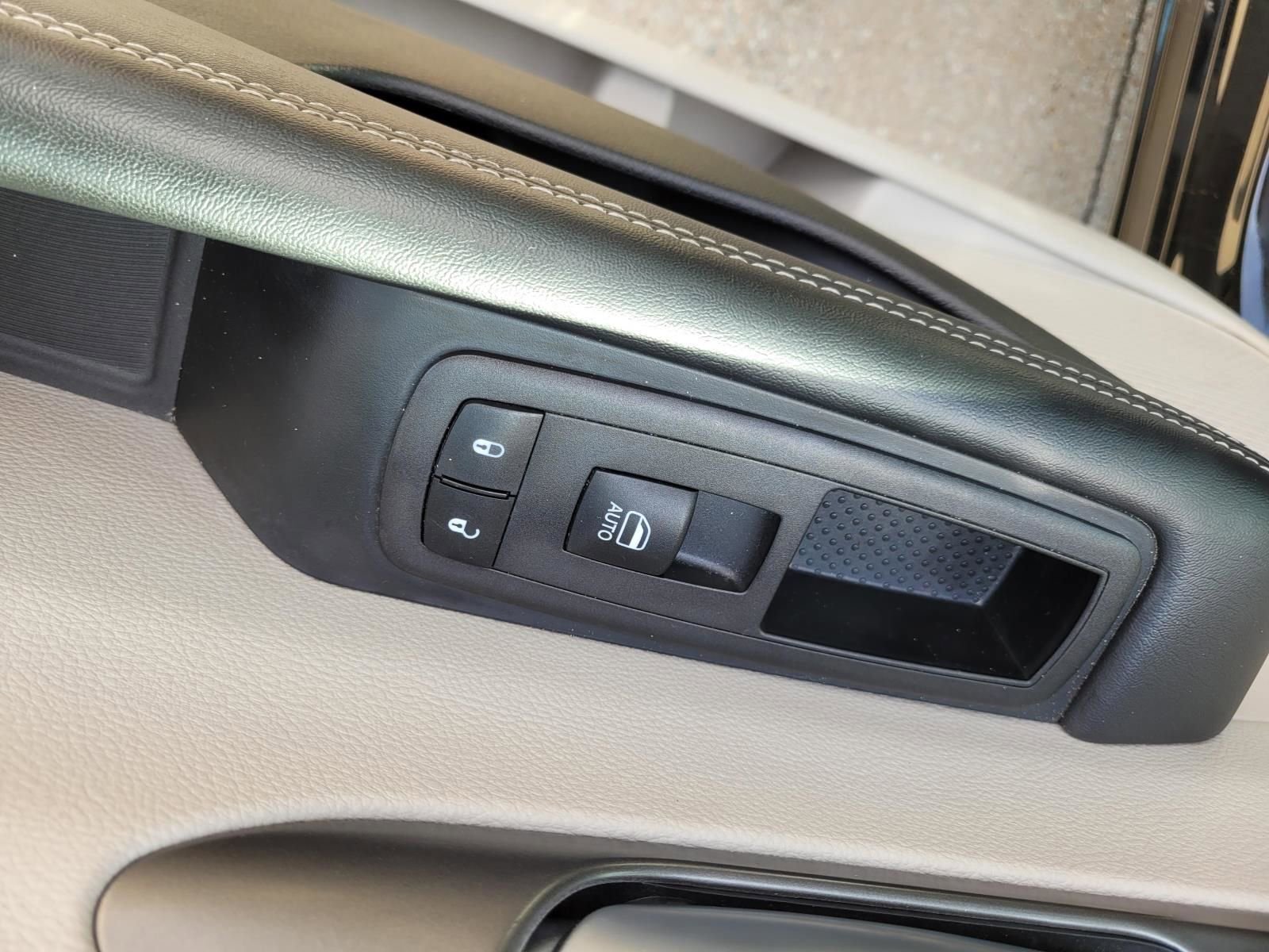 Used 2024 Chrysler Pacifica Touring-L FWD image 8