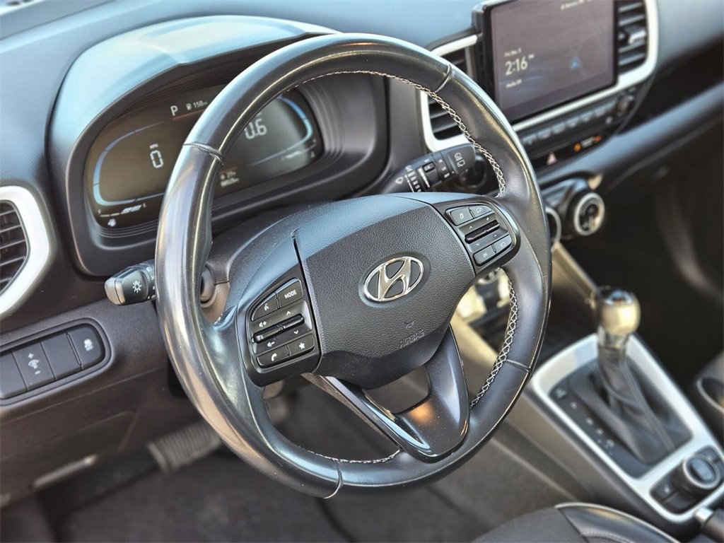 Used 2023 Hyundai Venue Limited image 15