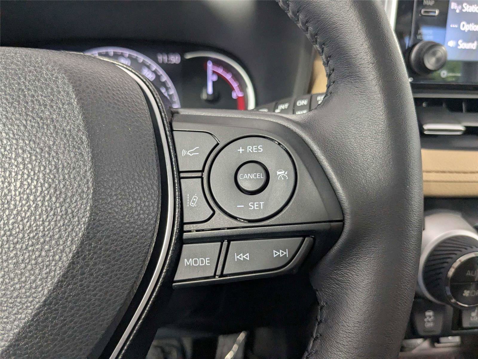 Used 2020 Toyota RAV4 Limited FWD image 21