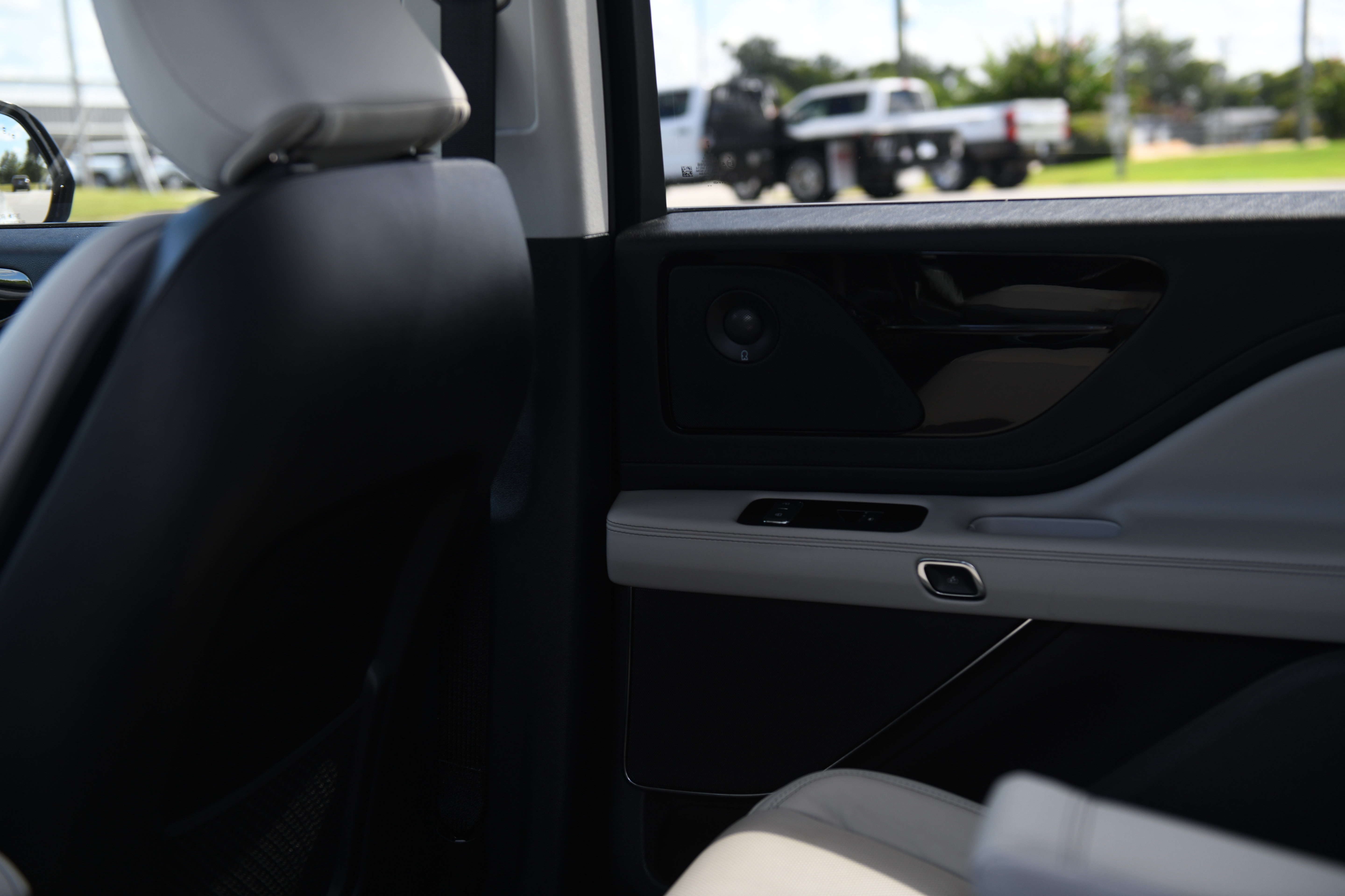 Used 2025 Lincoln Aviator Reserve w/ Jet Appearance Package RWD image 18