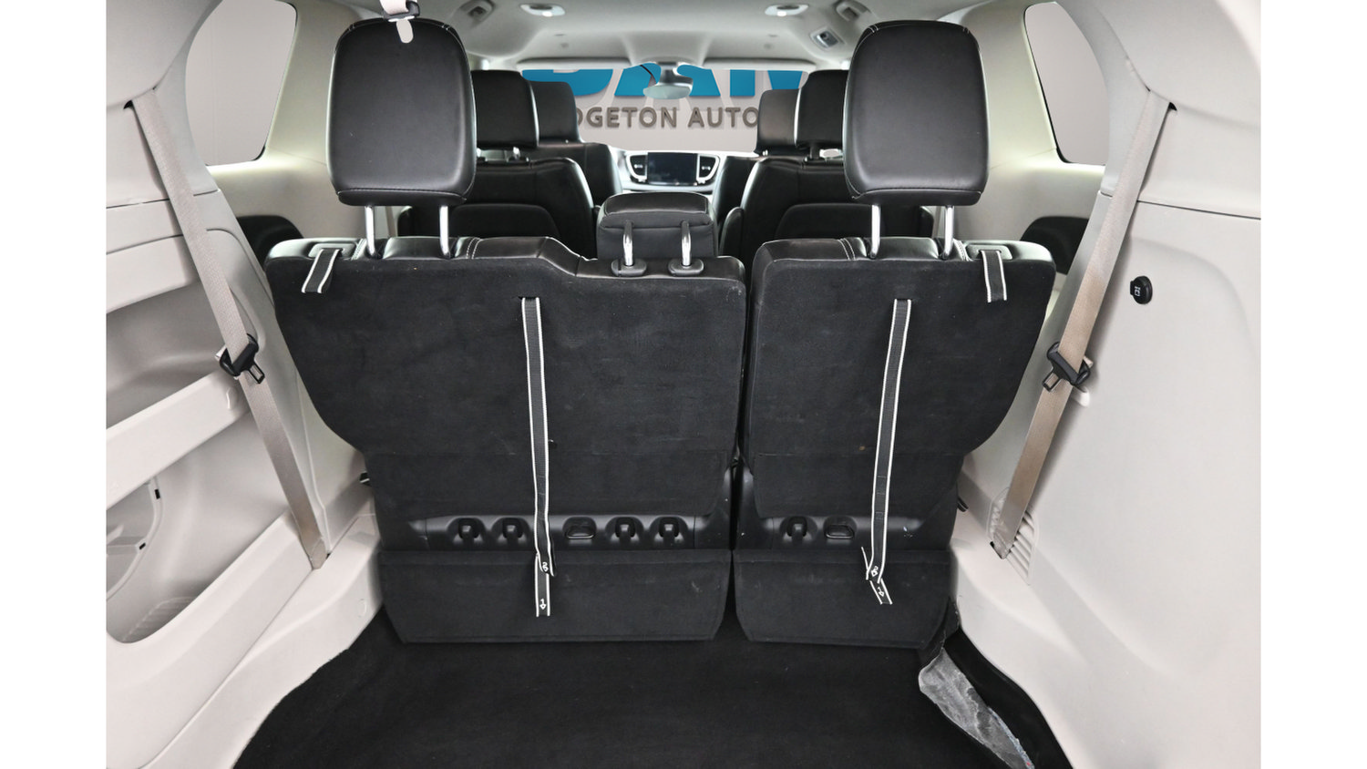Used 2024 Chrysler Pacifica Touring-L FWD image 8