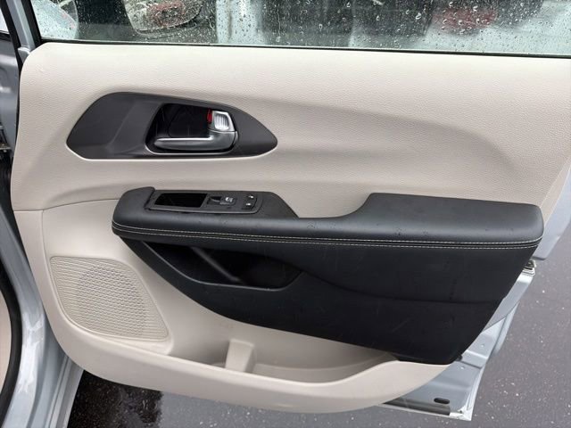Used 2023 Chrysler Pacifica Touring-L FWD image 33
