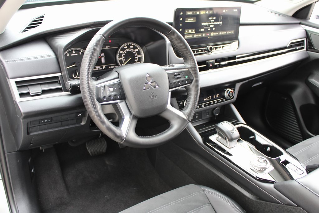 Used 2025 Mitsubishi Outlander SE image 8