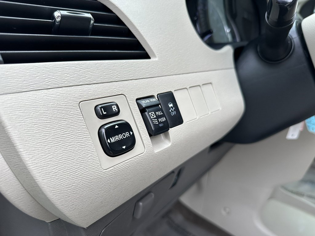 Used 2013 Toyota Sienna XLE image 40