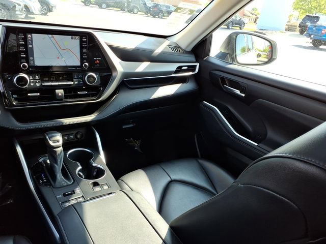 Used 2021 Toyota Highlander XLE AWD/4WD image 18