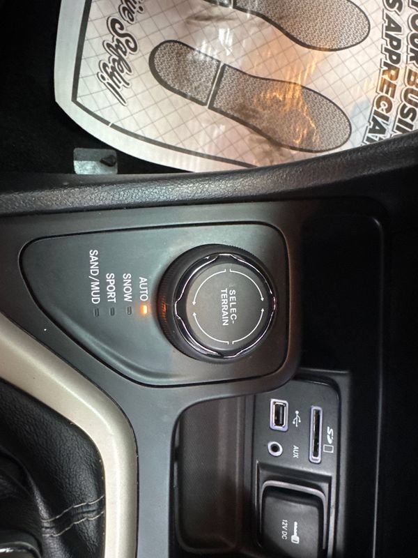 Used 2015 Jeep Cherokee Latitude w/ Comfort/Convenience Group AWD/4WD image 17