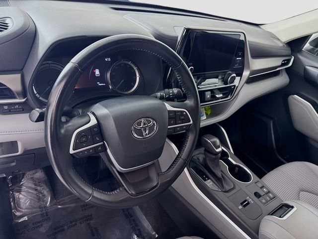 Used 2023 Toyota Highlander LE FWD image 9