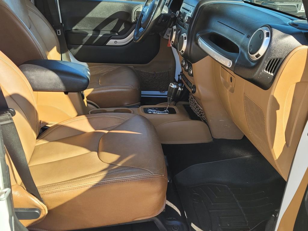 Used 2017 Jeep Wrangler Unlimited Rubicon w/ Connectivity Group image 12