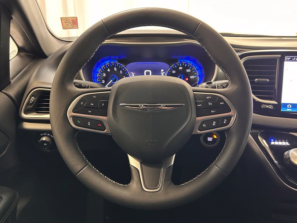 Used 2025 Chrysler Pacifica Select FWD image 15