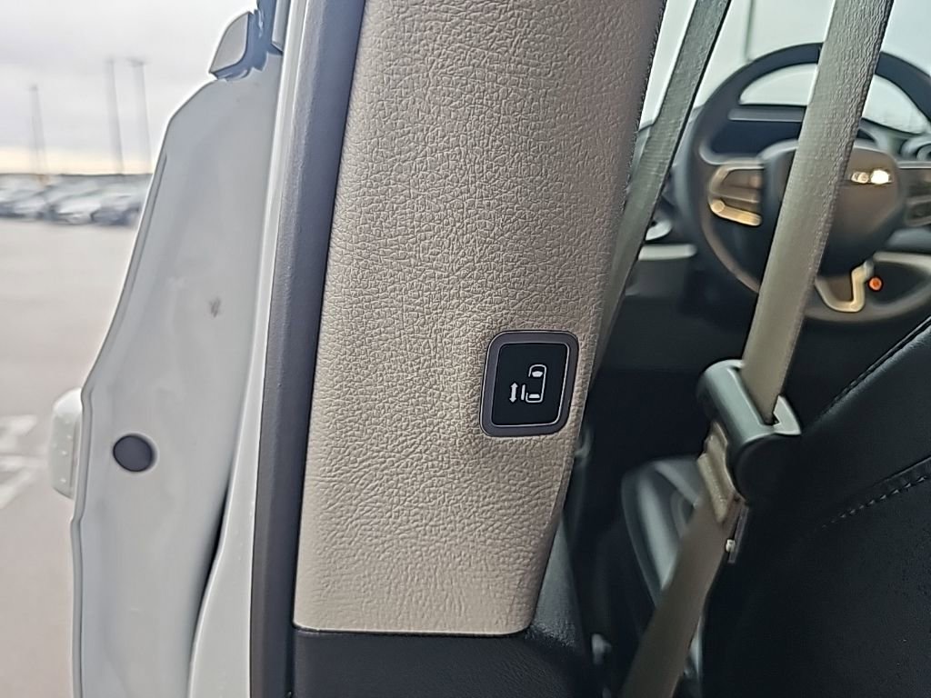 Used 2024 Chrysler Pacifica Touring-L image 31