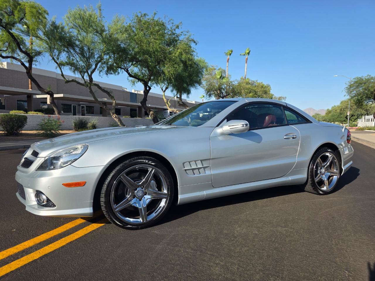 Used 2011 Mercedes-Benz SL 550 w/ Premium I Pkg image 3