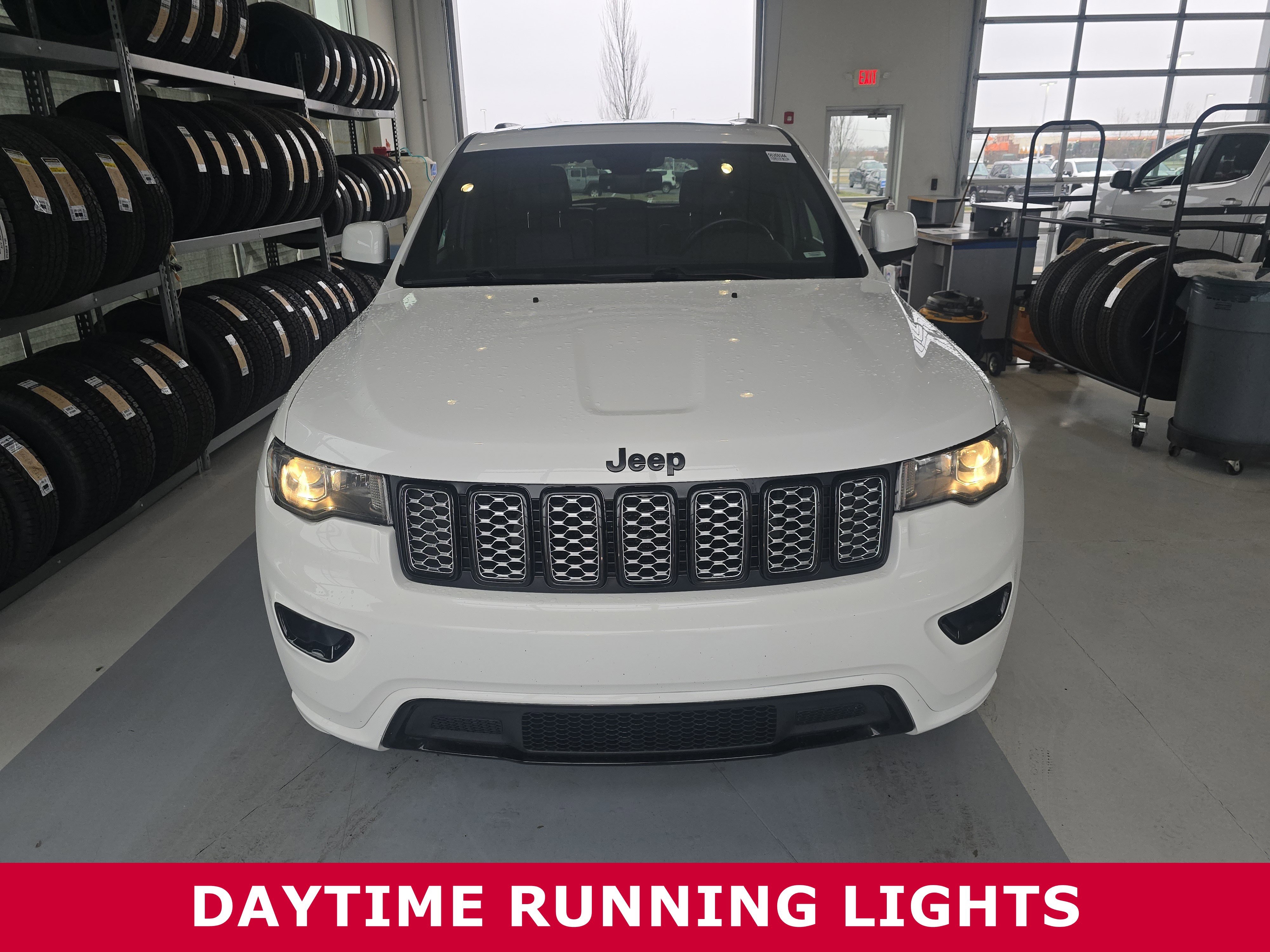 Used 2017 Jeep Grand Cherokee Altitude image 2
