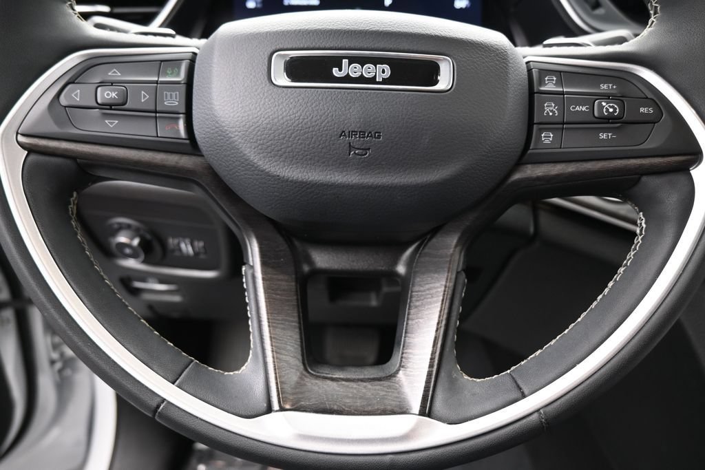 Used 2023 Jeep Grand Cherokee L Limited AWD/4WD image 33