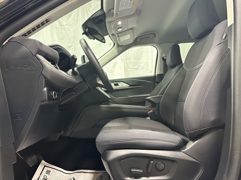 Used 2025 Ford Explorer Active AWD/4WD image 14