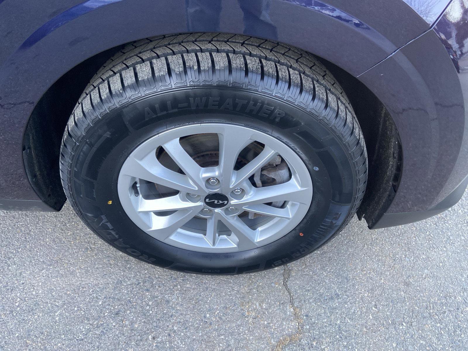 Used 2024 Kia Carnival LX image 12