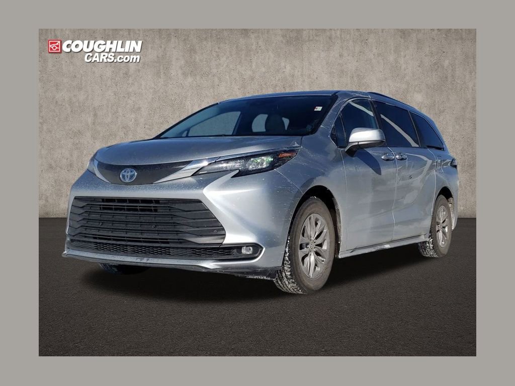 Used 2025 Toyota Sienna XLE image 1