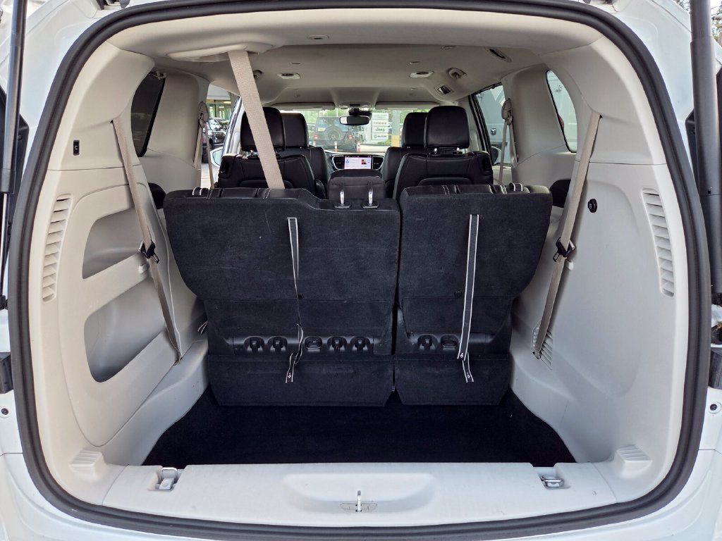 Used 2022 Chrysler Pacifica Touring-L FWD image 9