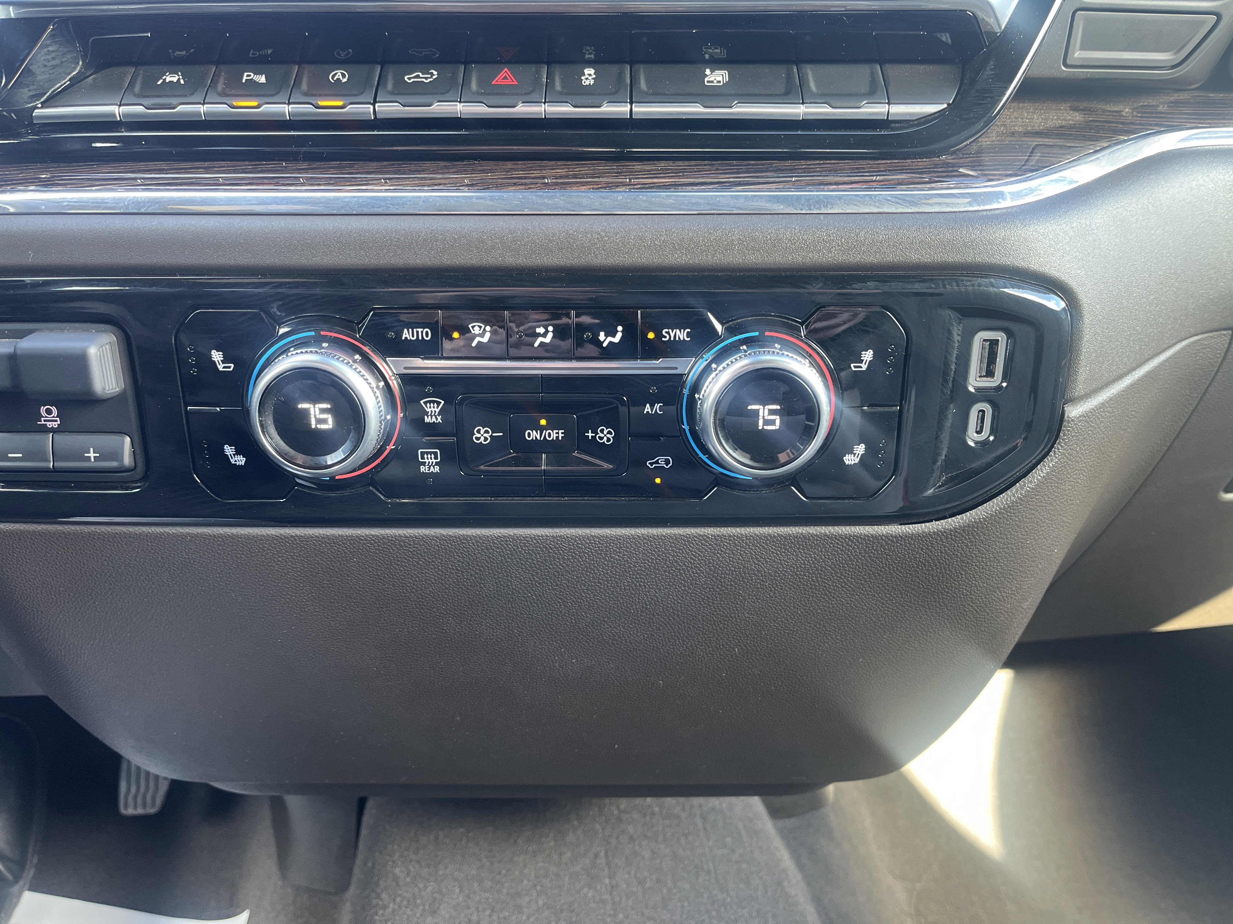 Used 2025 GMC Sierra 1500 SLE w/ Preferred Package image 25