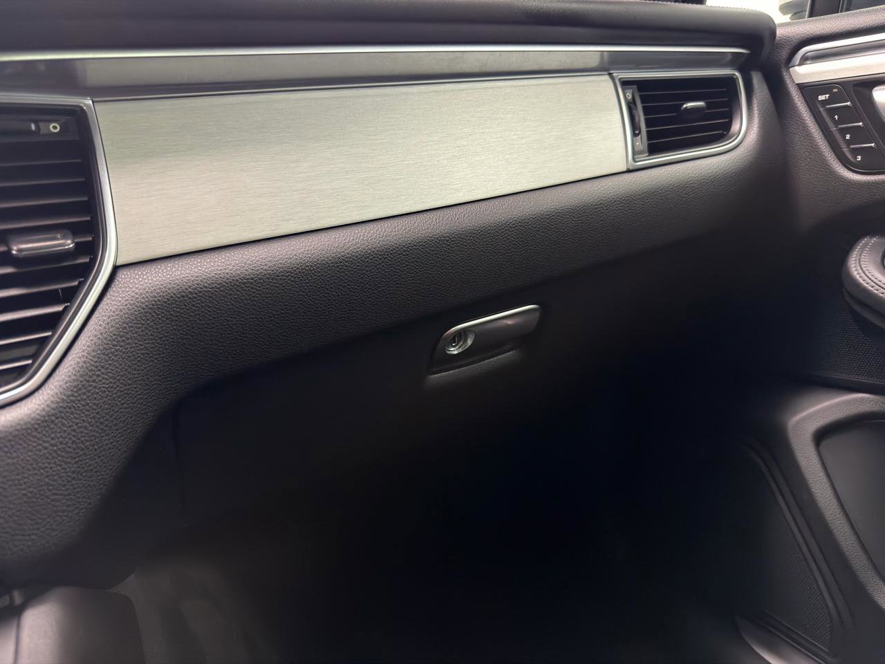 Used 2015 Porsche Macan Turbo image 22