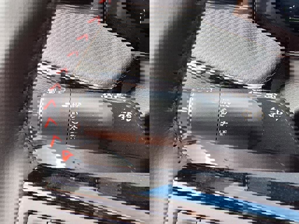 New 2025 Nissan Kicks SR image 11