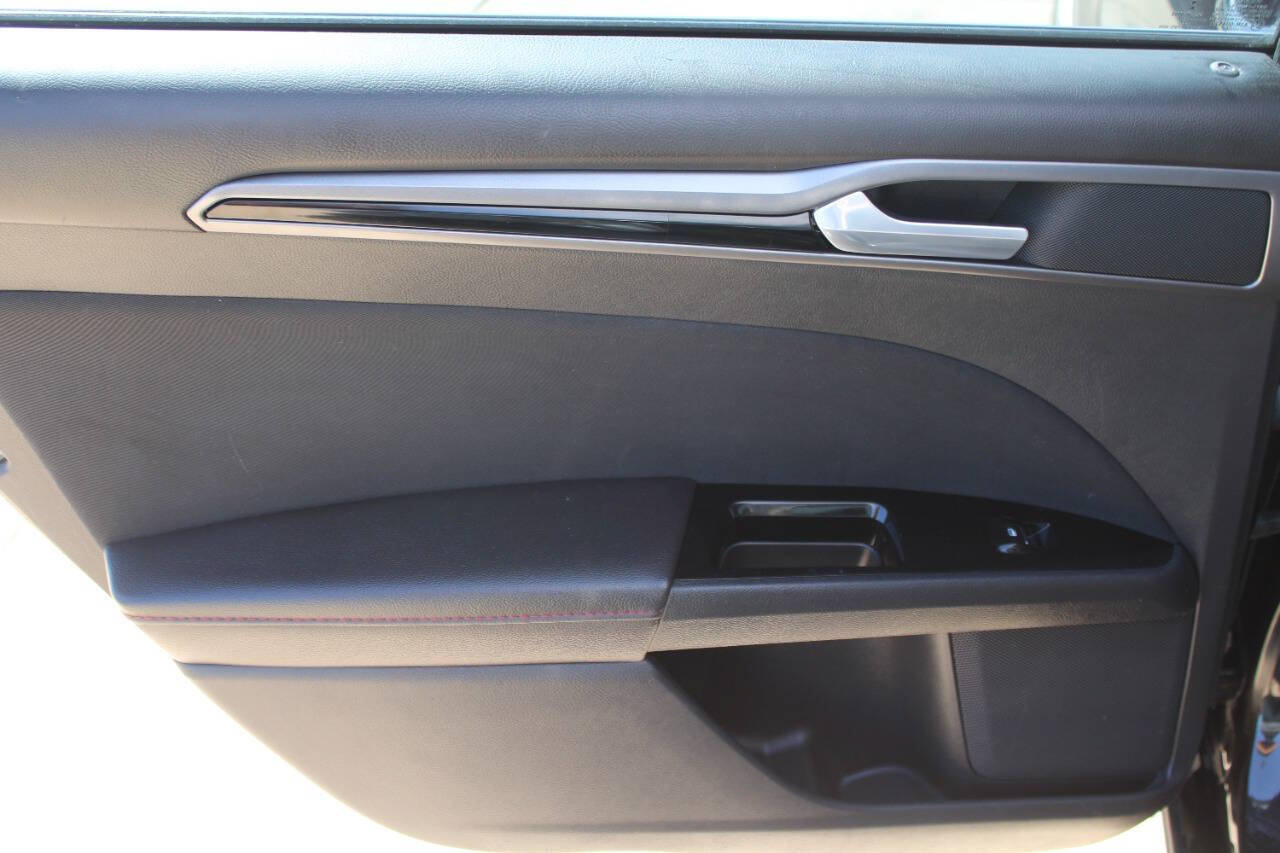 Used 2015 Ford Fusion SE w/ Equipment Group 201A FWD image 15
