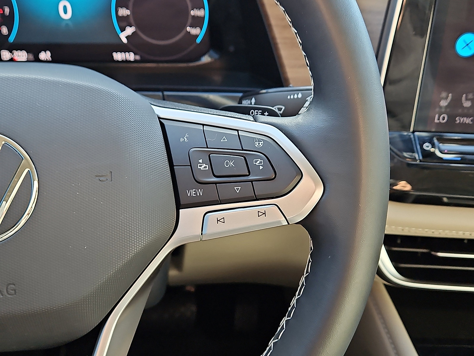 Used 2024 Volkswagen Atlas SE w/ Black Wheel Package image 18