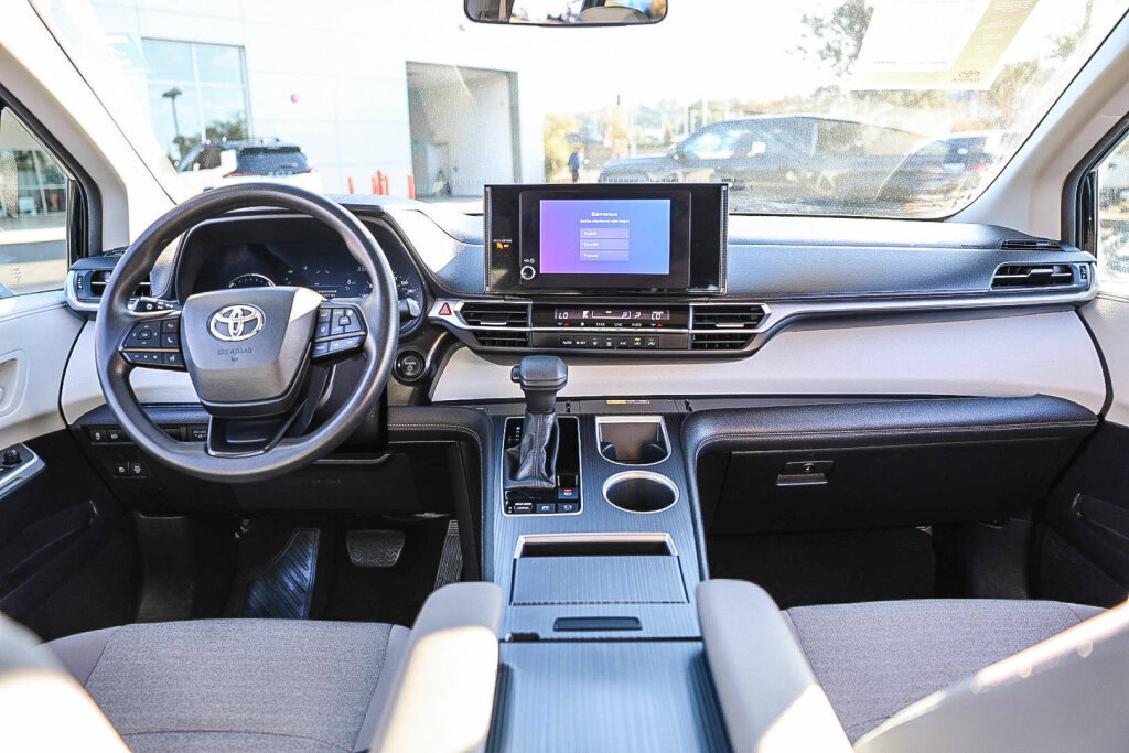 Used 2025 Toyota Sienna LE FWD image 2
