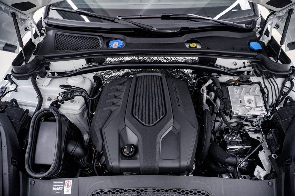Certified 2025 Porsche Macan AWD/4WD image 28