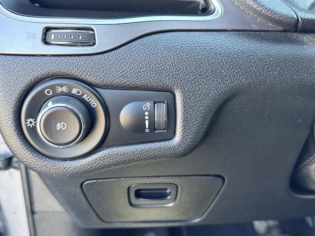 Used 2019 Jeep Cherokee Latitude w/ Popular Appearance Group image 32