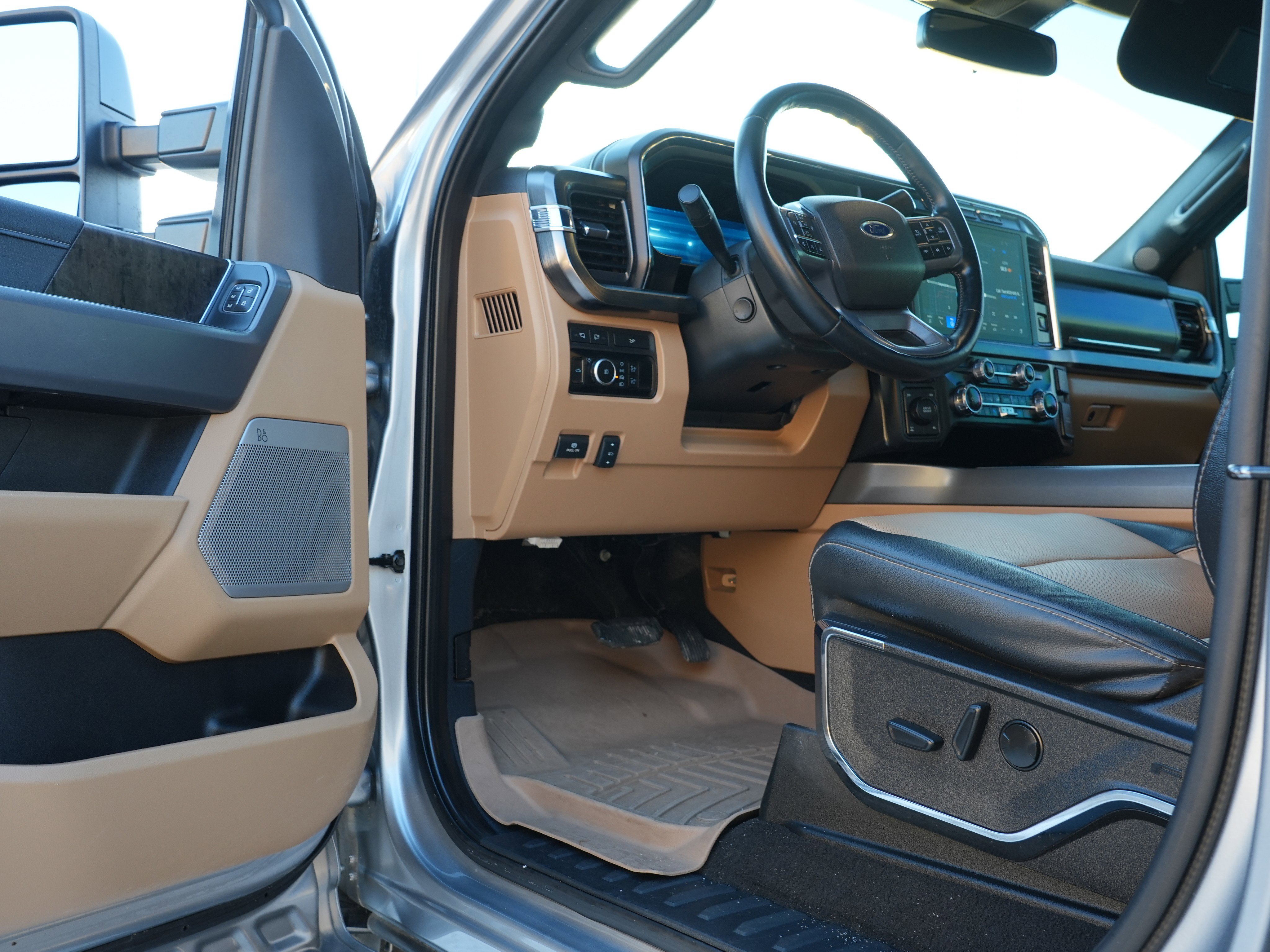 Used 2024 Ford F350 Lariat w/ Black Appearance Package image 15