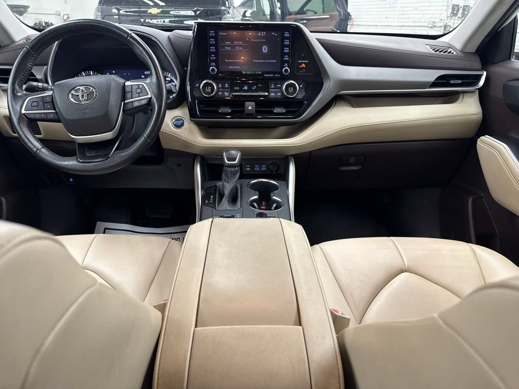 Used 2022 Toyota Highlander XLE AWD/4WD image 19