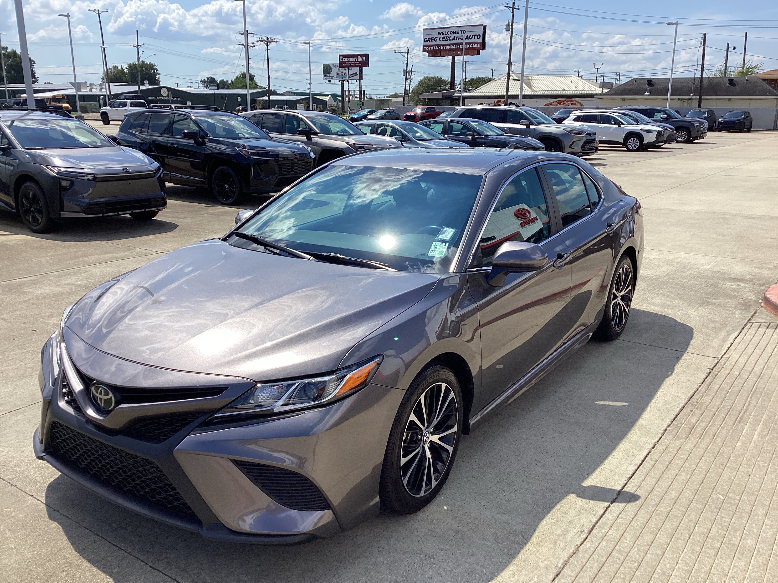 Used 2019 Toyota Camry SE FWD image 3
